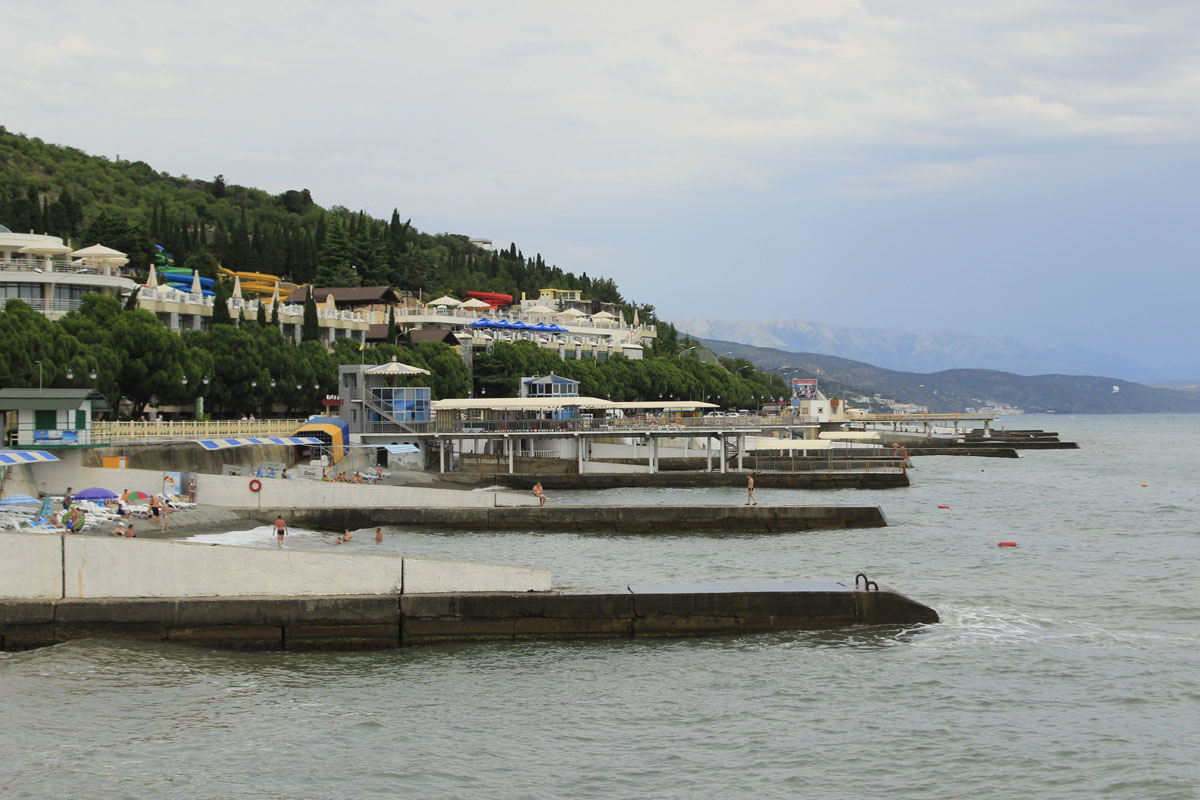 Какой пляж в Алуште галечный или песчаный 